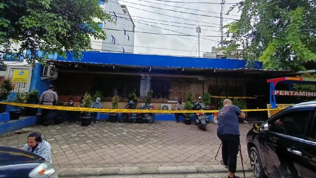 Polisi sita 2 dus dari RM Cafe, lokasi penembakan di Cengkareng, Jakbar usai olah TKP, Kamis (25/2/2021).