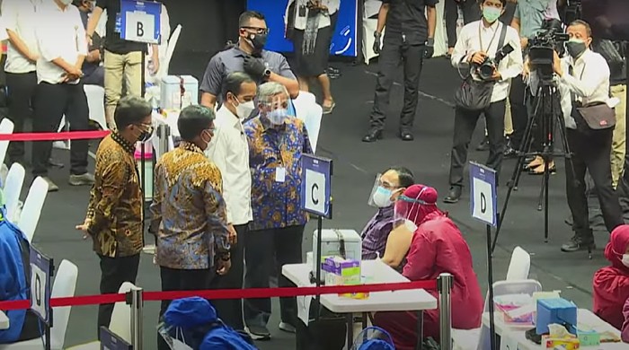 Presiden Joko Widodo (Jokowi) meninjau vaksinasi wartawan