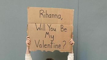 Apakah Rihanna akan menerimanya suatu saat nanti, detikers? Foto: Instagram/@dudewithsign via Bored Panda