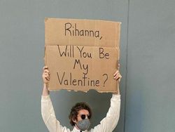 Pria Ini Protes Tiap Hari, Isinya Kocak-kocak!