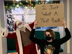 Pria Ini Protes Tiap Hari, Isinya Kocak-kocak!