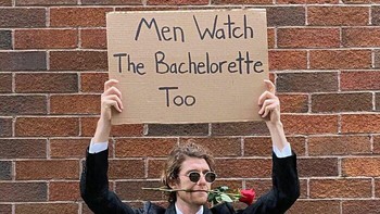 Tidak semua reality show hanya ditonton wanita, ya. Foto: Instagram/@dudewithsign via Bored Panda