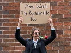 Pria Ini Protes Tiap Hari, Isinya Kocak-kocak!