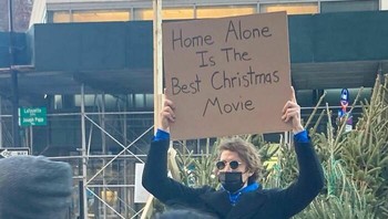 Home Alone adalah film natal terbaik, setuju? Foto: Instagram/@dudewithsign via Bored Panda