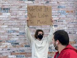 Pria Ini Protes Tiap Hari, Isinya Kocak-kocak!