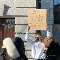 Pria asal New York Seth Phillips memberikan aksi protes membawa papan dengan tulisan kocak. Berikut ini contohnya.
