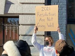 Pria Ini Protes Tiap Hari, Isinya Kocak-kocak!