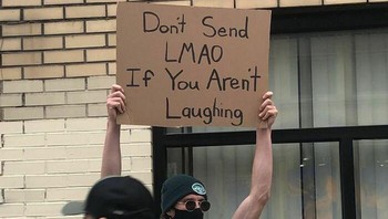 Jangan pakai LMAO kalau kamu saja bahkan tidak senyum sama sekali. Foto: Instagram/@dudewithsign via Bored Panda
