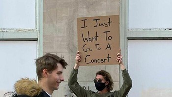 Sudah berapa lama tidak pergi ke konser semenjak ada pandemi? Foto: Instagram/@dudewithsign via Bored Panda