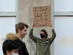 Pria Ini Protes Tiap Hari, Isinya Kocak-kocak!