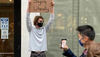 Dikit-dikit literally. Foto: Instagram/@dudewithsign via Bored Panda
