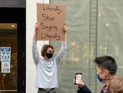 Pria Ini Protes Tiap Hari, Isinya Kocak-kocak!