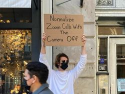 Pria Ini Protes Tiap Hari, Isinya Kocak-kocak!