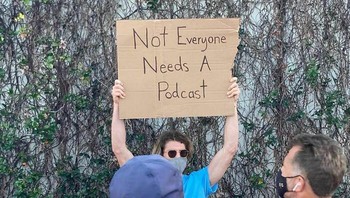Tidak semua orang perlu buat podcast. Foto: Instagram/@dudewithsign via Bored Panda