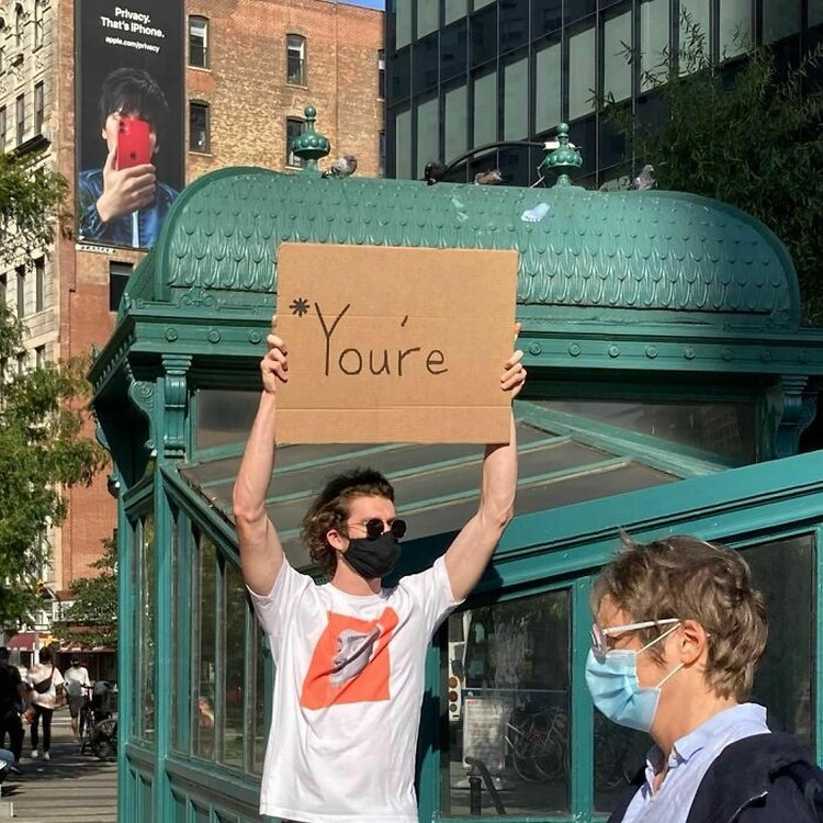 Pria asal New York Seth Phillips memberikan aksi protes membawa papan dengan tulisan kocak. Berikut ini contohnya.