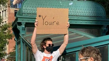 Hmm siapa nih yang sering salah menuliskan youre pada kalimat? Foto: Instagram/@dudewithsign via Bored Panda