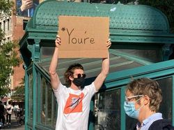 Pria Ini Protes Tiap Hari, Isinya Kocak-kocak!