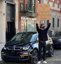 Pria asal New York Seth Phillips memberikan aksi protes membawa papan dengan tulisan kocak. Berikut ini contohnya.