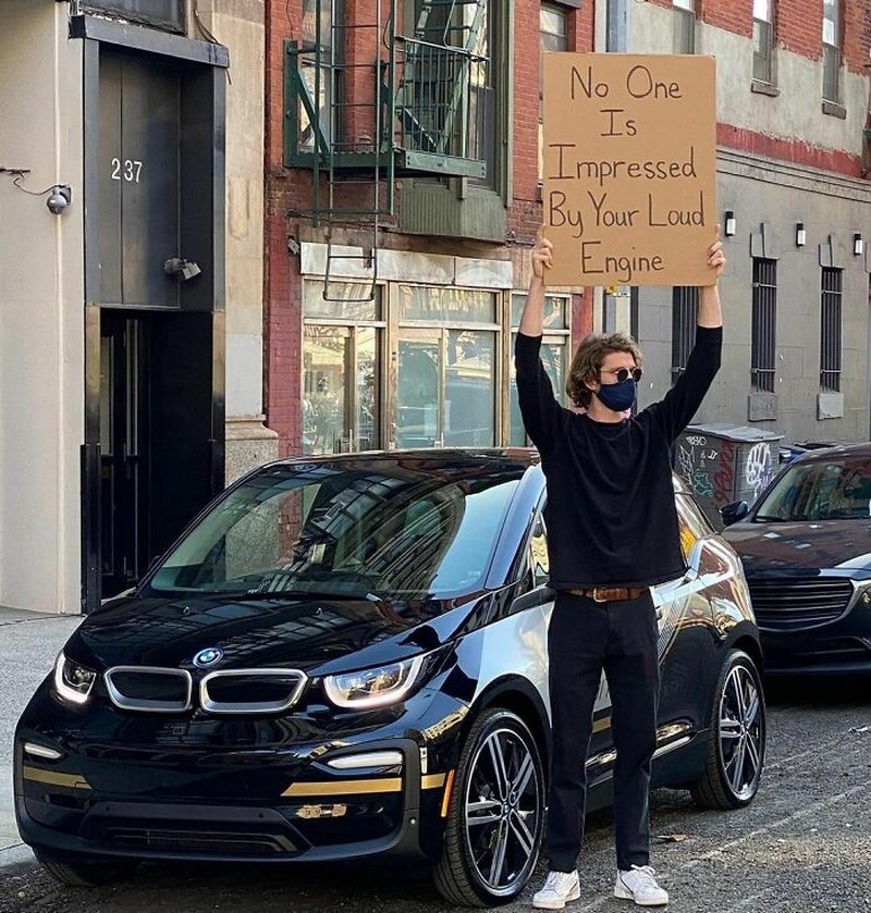 Pria asal New York Seth Phillips memberikan aksi protes membawa papan dengan tulisan kocak. Berikut ini contohnya.