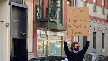 Serius deh, nggak ada yang perduli dengan suara geber-geber dari kendaraan yang kamu naiki. Malah mengganggu! Foto: Instagram/@dudewithsign via Bored Panda