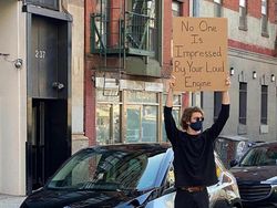 Pria Ini Protes Tiap Hari, Isinya Kocak-kocak!