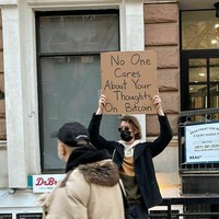 Pria asal New York Seth Phillips memberikan aksi protes membawa papan dengan tulisan kocak. Berikut ini contohnya.
