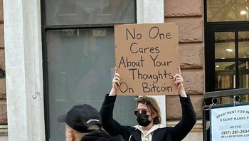 Oops! Bitcoin kena sentil. Foto: Instagram/@dudewithsign via Bored Panda