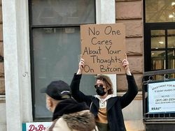 Pria Ini Protes Tiap Hari, Isinya Kocak-kocak!