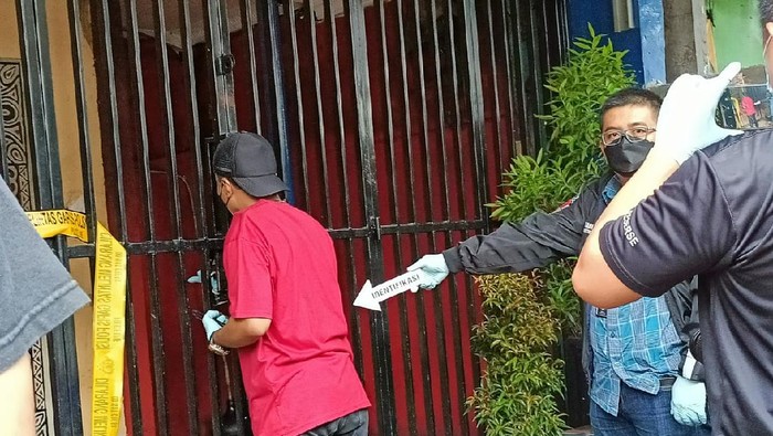 Proses olah TKP oleh Tim Inafis Polda Metro di lokasi penembakan di Cengkareng, Kamis (25/2/2021).