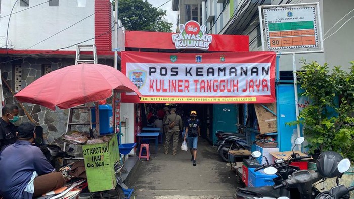 Rapid Test di Kuliner Tangguh di Menteng, Jakpus untuk mencegah penyebaran COVID-19. Foto dari Kapolsek Menteng AKBP Iver Son Manossoh.