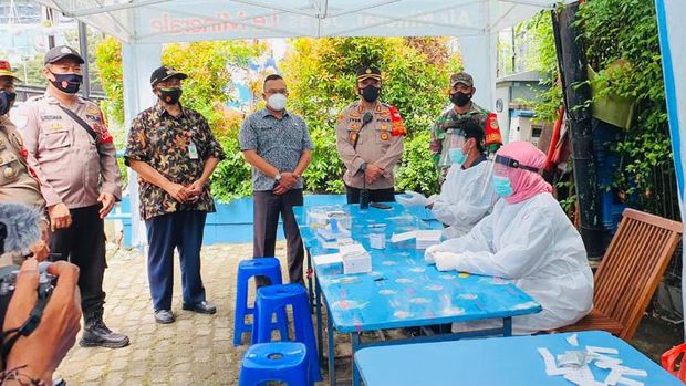 Rapid Test di 'Kuliner Tangguh' di Menteng, Jakpus untuk mencegah penyebaran COVID-19. Foto dari Kapolsek Menteng AKBP Iver Son Manossoh.