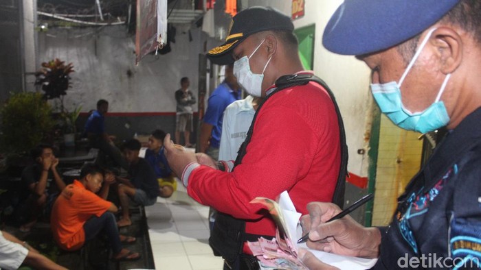 Ratusan barang terlarang dan berbahaya disita dari warga Binaan Lapas Kelas IIA Banyuwangi. Razia gabungan ini digelar Satgas Kamtib Kanwil Kemenkumham Jawa Timur, bersama Satops Patnal Korwil Jember dan Korwil Malang pada kamar/blok hunian Lapas Banyuwangi, Rabu malam (24/2)