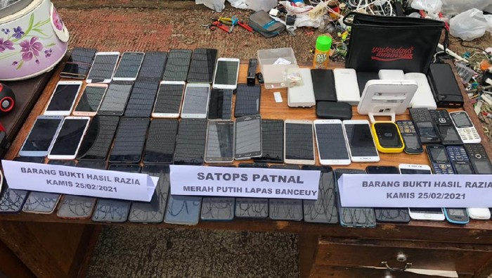Puluhan ponsel ditemukan di Lapas Banceuy. Temuan tersebut didapat usai petugas melakukan razia di sejumlah blok hunian narapidana di Lapas Banceuy.