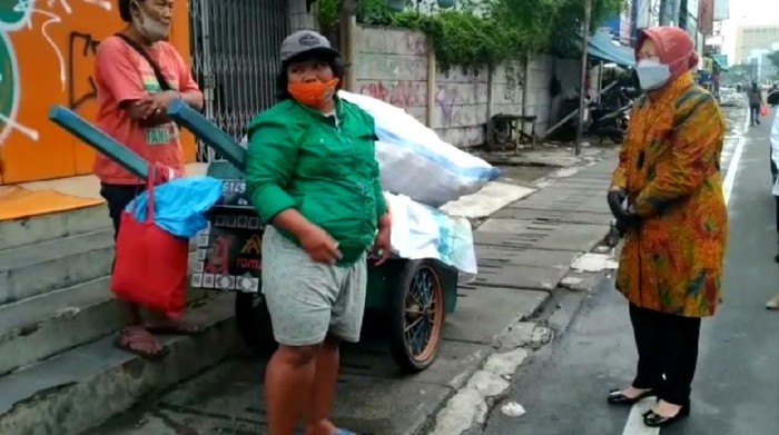 Risma blusukan di sekitar Roxy Jakarta Pusat, temui pemulung.