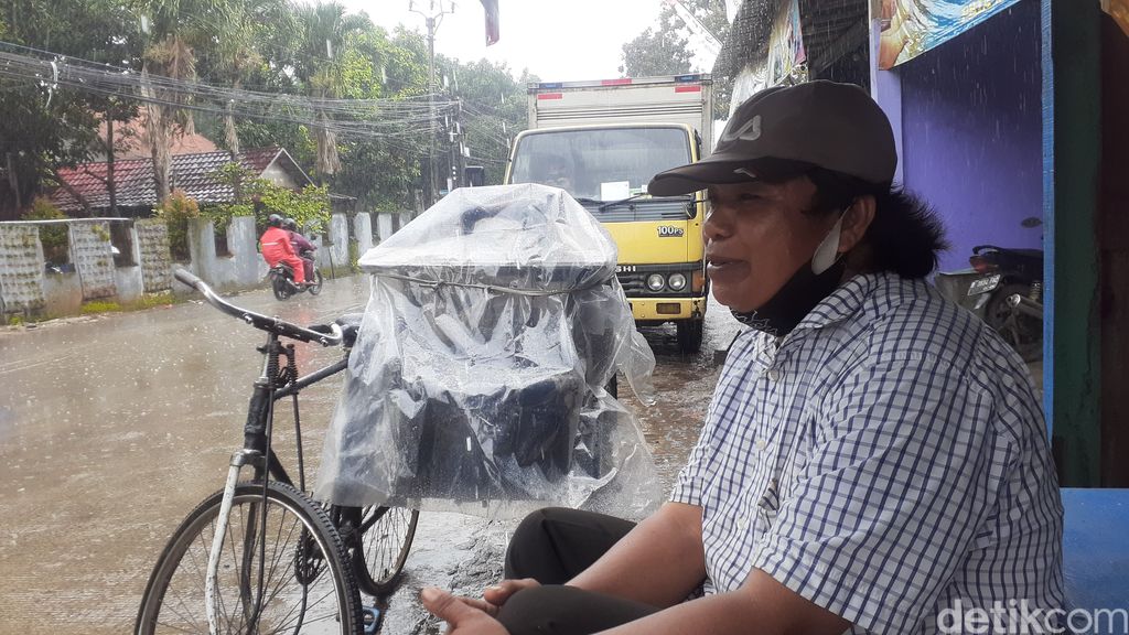 Rudi, tukang jahit yang sering melintas di Jl Raya Cikaret, Harapan Jaya, Cibinong, Kabupaten Bogor. (Afzal Nur Iman/detikcom)