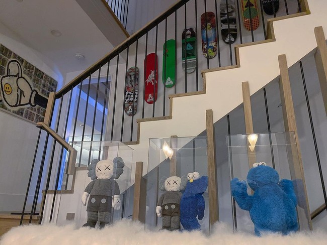 Aku akan menjual rumah ini bersama furniturnya. Buat penawaran, tulis Justin Bieber. Beberapa kali pula dia memajang foto isi rumahnya. Beberapa ruangan tampak dihiasi patung-patung kecil karya seniman urban Kaws yang bernilai tinggi. Tak diketahui pasti bila patung Kaws tersebut juga termasuk barang yang didapat pembeli rumah Justin Bieber. (Foto: Instagram/@justinbieber)
