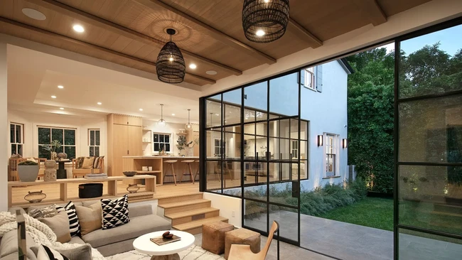 Sebenarnya, keinginan Justin untuk menjual rumahnya ini sudah ada sejak dulu. Pada Oktober 2019, pelantun Yummy itu pernah mengunggah sebuah foto yang memperlihatkan dia sedang duduk di sofa di salah satu ruangan rumahnya. (Foto: Dok. Architectural Digest)