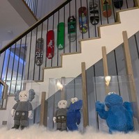 Aku akan menjual rumah ini bersama furniturnya. Buat penawaran, tulis Justin Bieber. Beberapa kali pula dia memajang foto isi rumahnya. Beberapa ruangan tampak dihiasi patung-patung kecil karya seniman urban Kaws yang bernilai tinggi. Tak diketahui pasti bila patung Kaws tersebut juga termasuk barang yang didapat pembeli rumah Justin Bieber. (Foto: Instagram/@justinbieber)