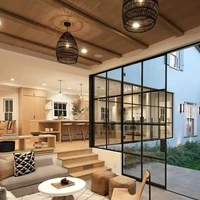 Sebenarnya, keinginan Justin untuk menjual rumahnya ini sudah ada sejak dulu. Pada Oktober 2019, pelantun Yummy itu pernah mengunggah sebuah foto yang memperlihatkan dia sedang duduk di sofa di salah satu ruangan rumahnya. (Foto: Dok. Architectural Digest)