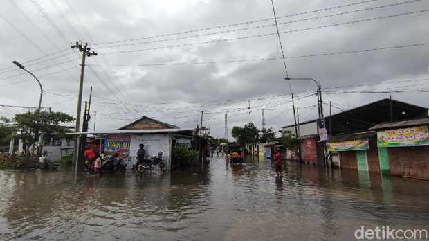 Salah satu titik banjir di Kota Semarang, Kamis (25/2/2021).