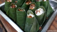 Ini adalah penyajian nasi uduk khas Kebon Kacang. Nasi dibungkus daun pisang dengan porsi mungil. Di atasnya diberi taburan bawang goreng. Harganya Rp 3 ribu per porsi. Foto: detikfood