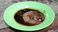 Nasi uduk KZF disajikan bersama bumbu kacang dan kecap manis. Lagi-lagi dengan taburan bawang goreng di atasnya. Foto: detikfood