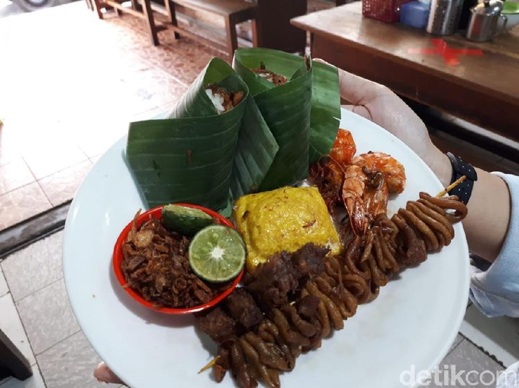Aduh Enaknye! Nasi Uduk Kebon Kacang Berlauk Udang hingga Ayam Goreng