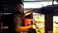 Cukup bilang ke pegawai, nantinya lauk ungkep ini digoreng sesaat sebelum disajikan. Sudah pasti nikmat karena bumbu gurihnya meresap! Foto: detikfood