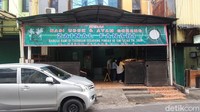 Kedai Zainal Fanani (KZF) berlokasi di Jalan Kebon Kacang VIII Nomor 5. Racikan nasi uduk di sini terbilang legendaris karena sudah ada sejak 1967. Foto: detikfood
