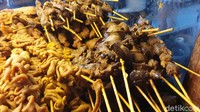 Di bagian depan pengunjung bisa langsung memilih lauk untuk nasi uduk. Pilihannya ada ayam goreng, paru, sate usus, babat, iso, sate ati ampela, dan tahu tempe. Foto: detikfood