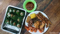 Harga lauknya mulai dari Rp 3.000 hingga Rp 25.000. Yang paling mahal adalah sate udang, lalu disusul empal dan ayam goreng. Foto: detikfood