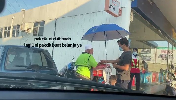Sepi Pembeli, Kakek Ini Menangis Haru Saat Buahnya Diborong Orang