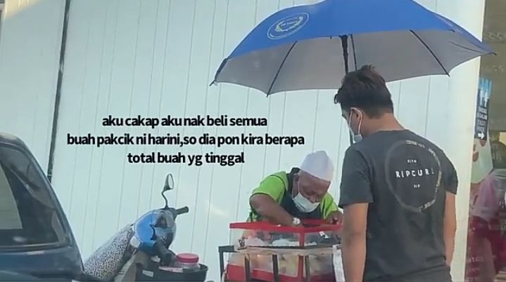 Sepi Pembeli, Kakek Ini Menangis Haru Saat Buahnya Diborong Orang