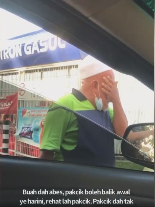 Sepi Pembeli, Kakek Ini Menangis Haru Saat Buahnya Diborong Orang